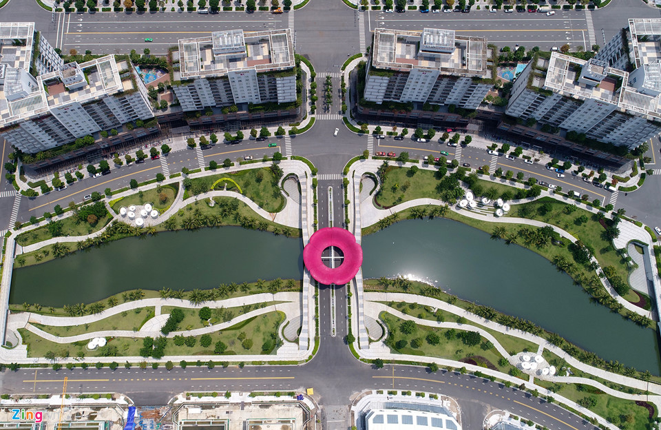 Khu đô thị xa hoa đối lập những ngôi nhà nát giữa lòng Thủ Thiêm